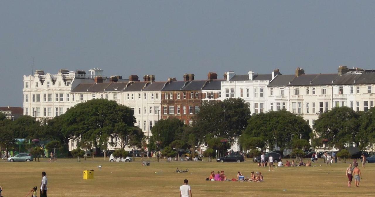 Special Seafront Apartment Portsmouth Exterior photo
